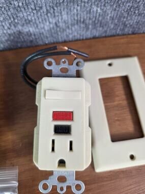 Leviton GFCI Outlet 15 Amp Combination Device Switch Ivory